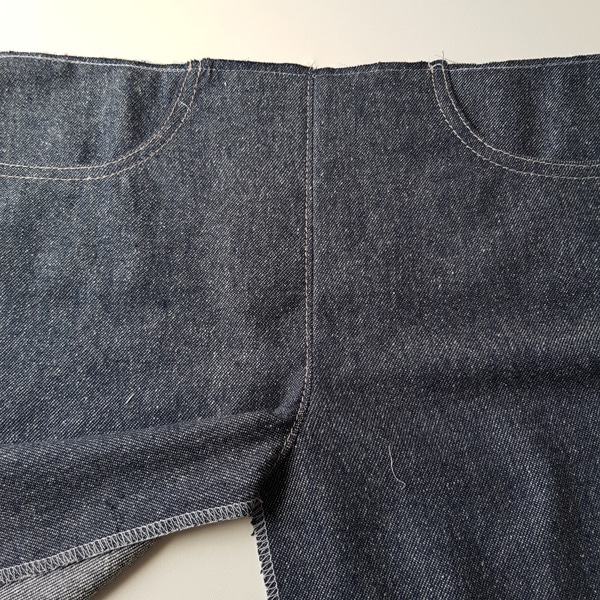 Jeans von vorne mit Steppnaht