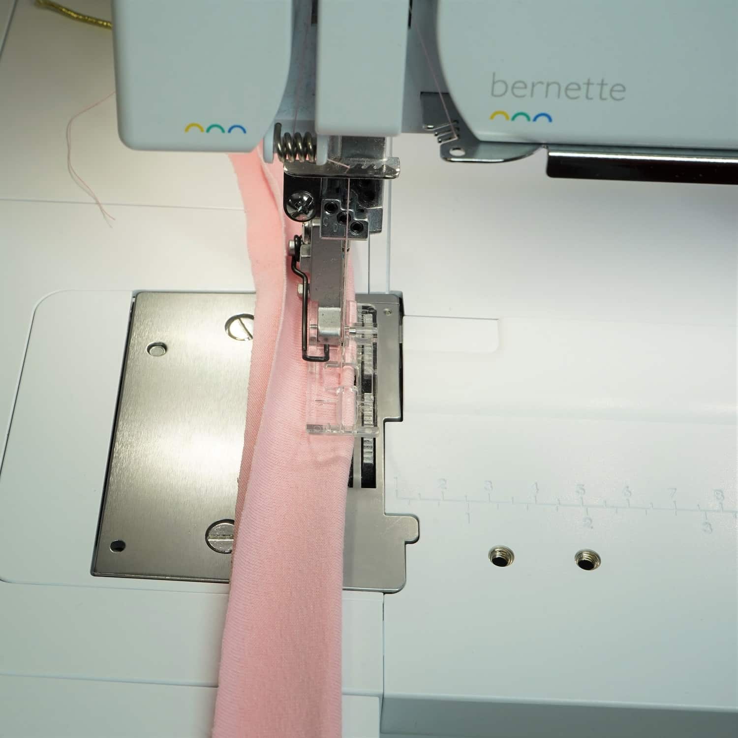 Der Schnureinnähfuß für die BERNETTE Covermaschinen zum Herstellen von Paspeln